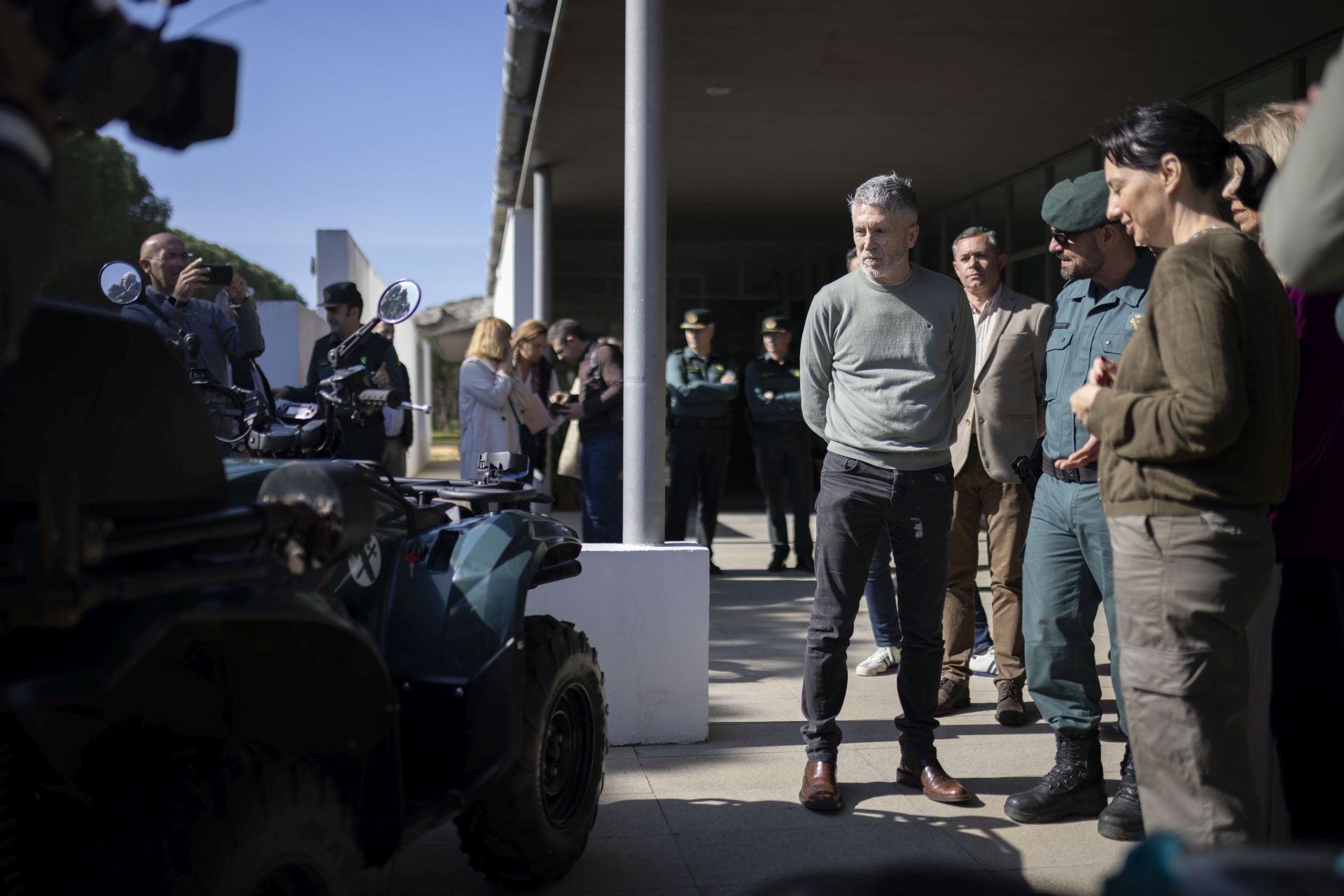 Las imágenes del ministro del Interior en el centro del Seprona de Doñana