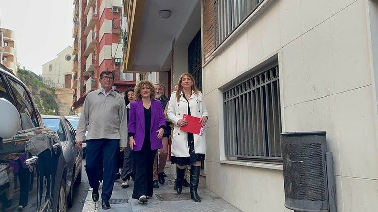 Limón, con otros compañeros del PSOE de Huelva