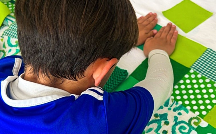 Imagen principal - Alumnos y profesores de un colegio de Alosno confeccionan una bandera de Andalucía patchwork