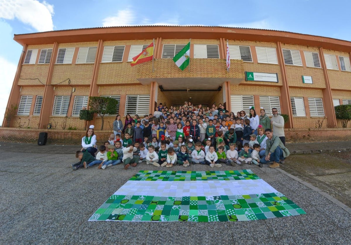 Alumnos y profesores del Ceip Nuestra Señora de Gracia de Alosno, con su bandera de Andalucía