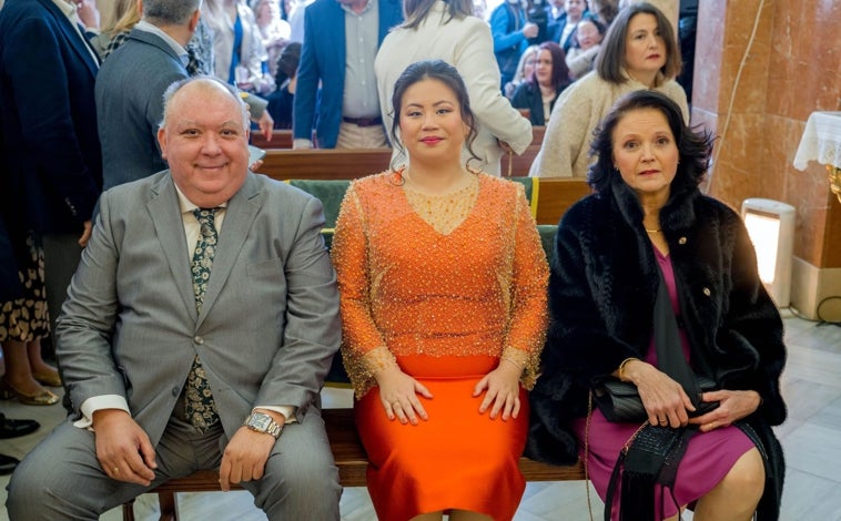 Imagen principal - Gloria, con sus padres, Carlos y María José el día de la pedida como reina