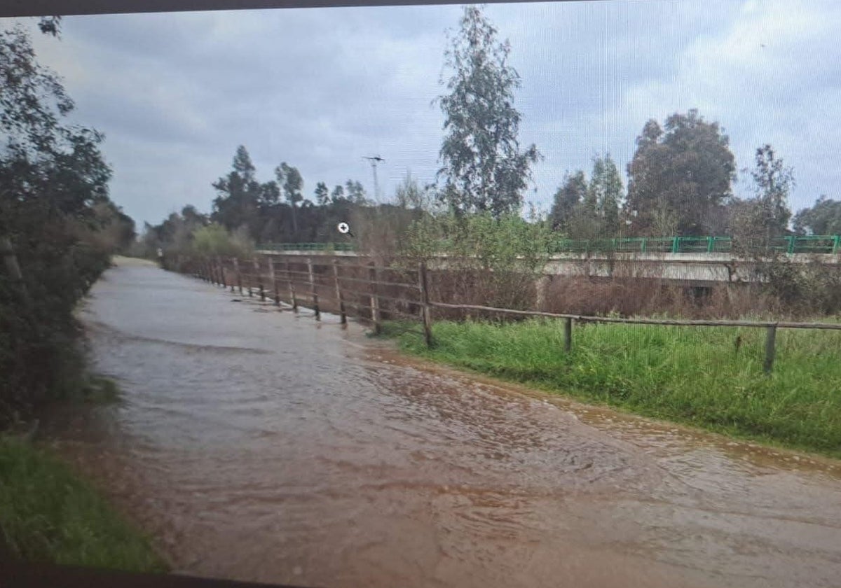 El caudal ha sufrido una crecida considerable debido a las últimas lluvias caídas