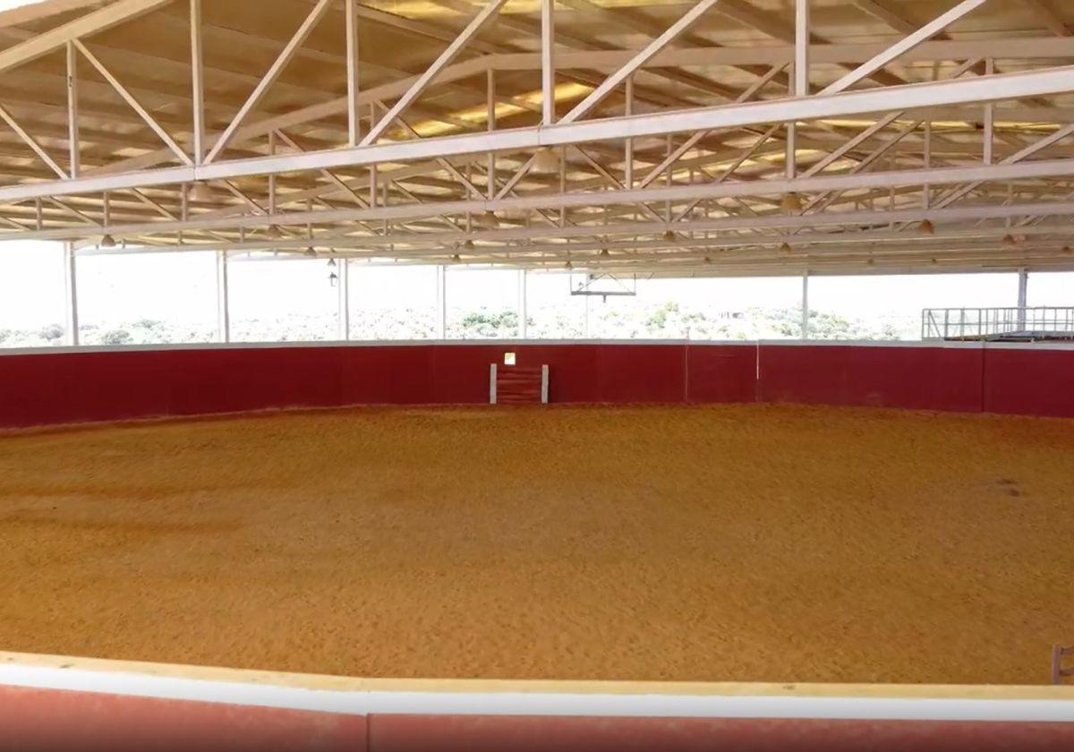 Imagen de la plaza de toros cubierta que tiene la plaza