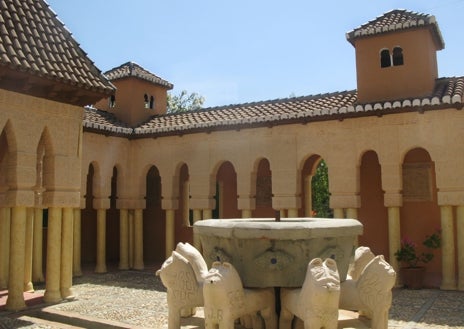 Imagen secundaria 1 - La plaza de toros de la Maestranza, el Patio de los Leones de la Alhambra y la Mezquita de Córdoba.