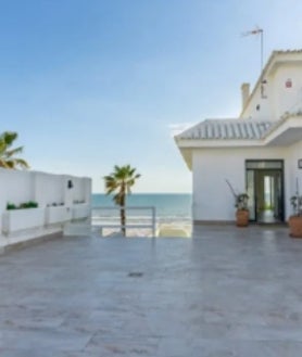 Imagen secundaria 2 - El chalet con la mejor terraza de Matalascañas sale a la venta: tiene vistas al mar y vale más de un millón de euros