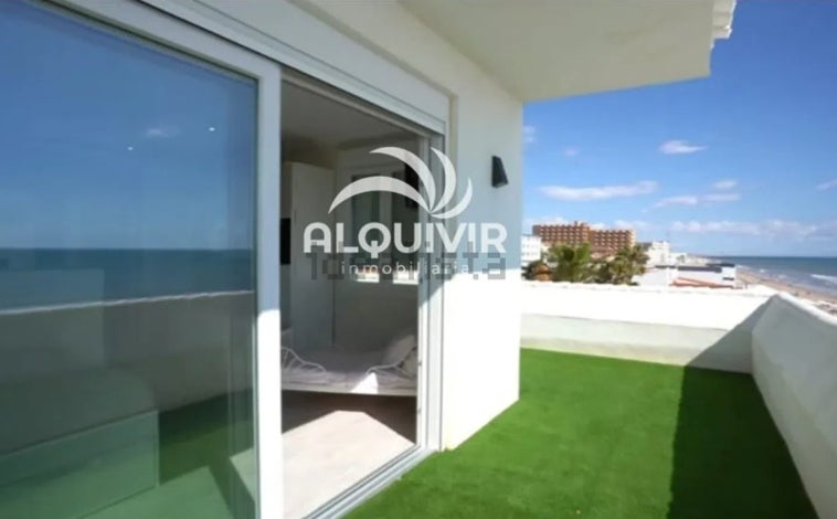 Imagen principal - El chalet con la mejor terraza de Matalascañas sale a la venta: tiene vistas al mar y vale más de un millón de euros