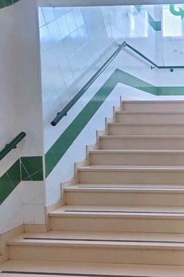 Ascensor y escaleras para acceder al aula de integración