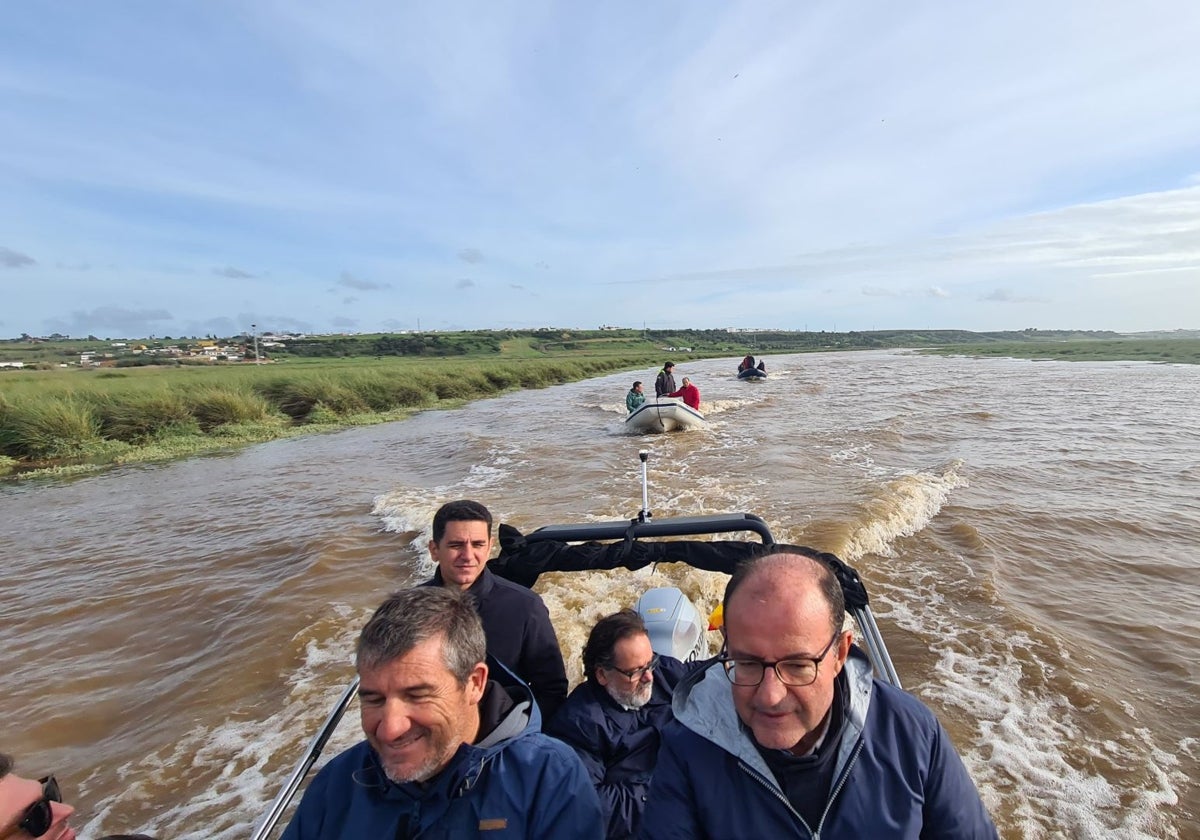 Vista de las tres embarcaciones que realizaron la ruta por el río Tinto