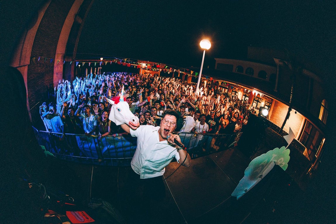 Las mejores imágenes de la inolvidable fiesta de los jóvenes portugueses en Punta Umbría: &quot;Esto es el paraíso&quot;