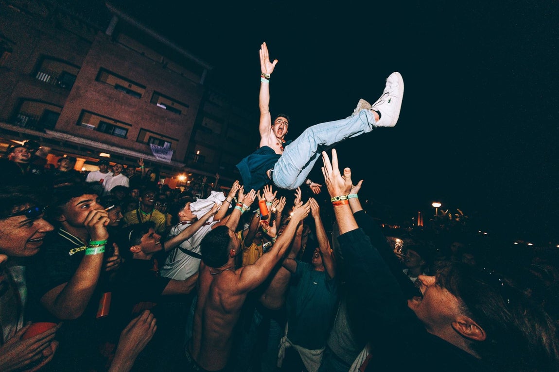 Las mejores imágenes de la inolvidable fiesta de los jóvenes portugueses en Punta Umbría: &quot;Esto es el paraíso&quot;