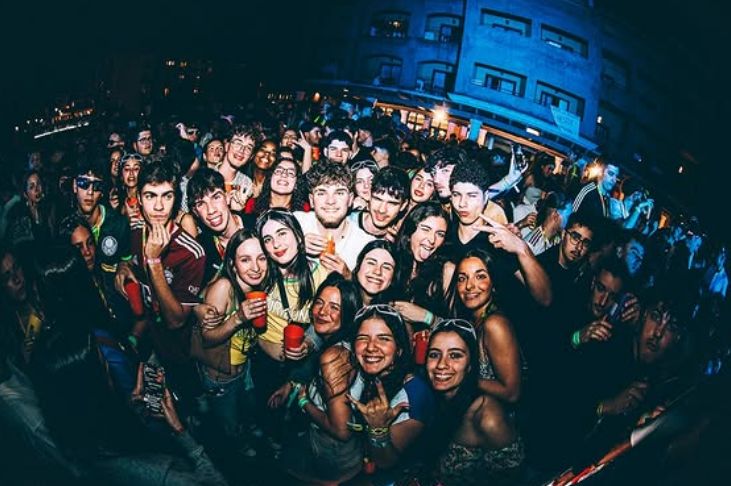 Las mejores imágenes de la inolvidable fiesta de los jóvenes portugueses en Punta Umbría: &quot;Esto es el paraíso&quot;