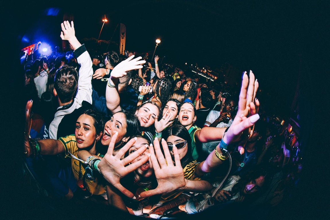 Las mejores imágenes de la inolvidable fiesta de los jóvenes portugueses en Punta Umbría: &quot;Esto es el paraíso&quot;