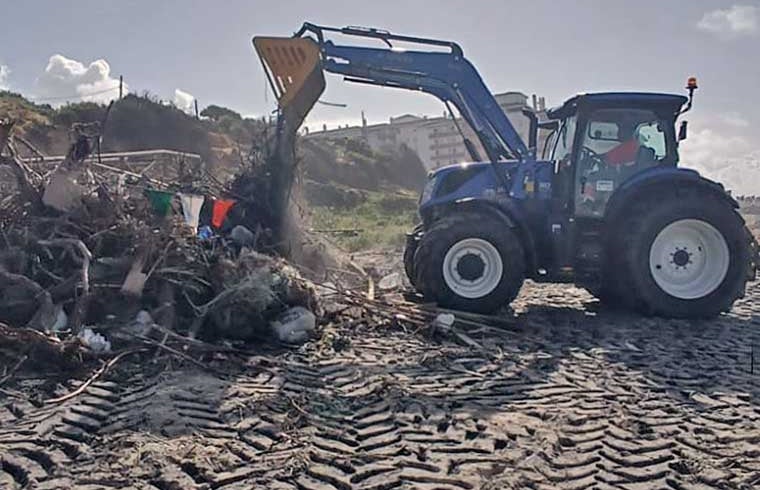 Maquinaria pesada trabaja en la retirada de restos
