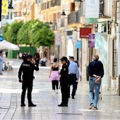 La Policía Nacional patrulla por la calle Berdigón de la capital