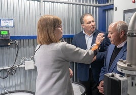 La visita del presidente de la Diputación de Huelva a la nueva planta de filtrado en Arroyomolinos de León