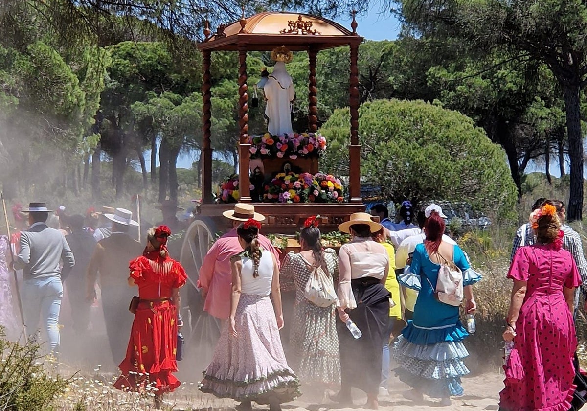 Romeros tras la Virgen del Carmen
