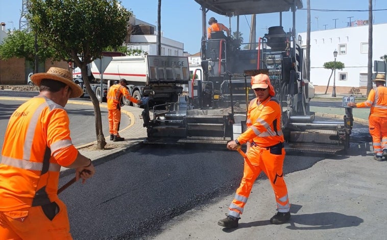 Imagen principal - La Diputación de Huelva asfalta la carretera de Lepe al Terrón antes de la Romería de la Bella