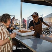 Imagen - «Se trata de un evento donde el buen rollo reina en torno a una barbacoa descomunal que alberga cerdos enteros, corderos, costillas, salchichas brasileñas, arroces, pollos...»