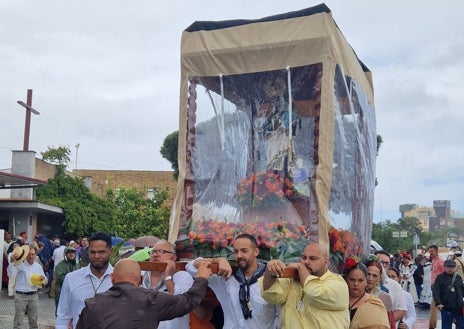 Imagen secundaria 1 - Mazagón esboza una sonrisa pese al mal tiempo en el inicio de su romería en honor a la Virgen del Carmen