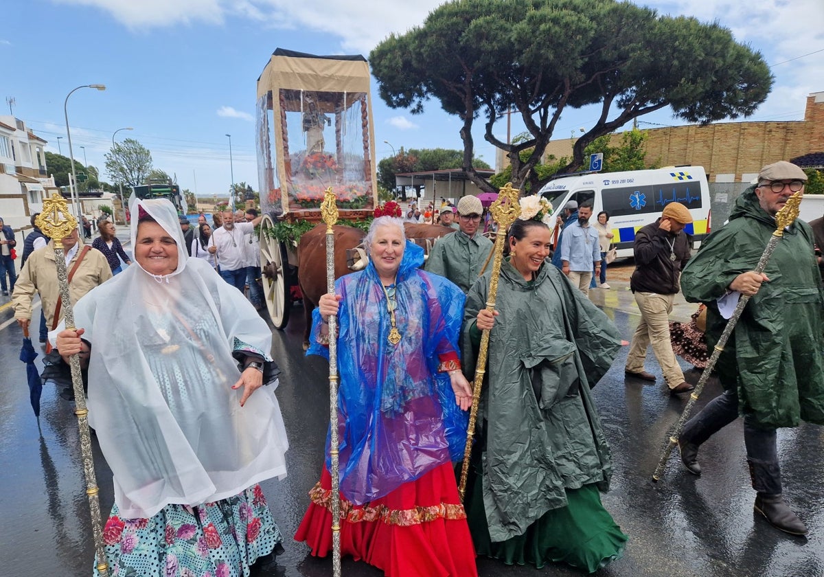 La Virgen del Carmen avanza protegida de la lluvia, arropada por sonrientes fieles