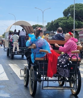 Imagen secundaria 2 - Mazagón esboza una sonrisa pese al mal tiempo en el inicio de su romería en honor a la Virgen del Carmen