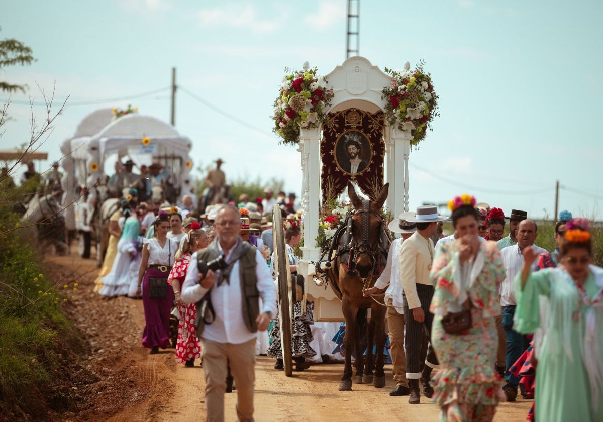 Los peregrinos acompañan la carreta de San José Obrero de camino al recinto romero