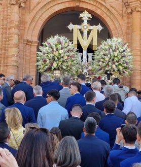 Imagen secundaria 2 - El Romerito de la Santa Cruz de la Calle Sevilla, y abajo la ofrenda floral a la Virgen del Valle (a la izquierda) y la Santa Cruz