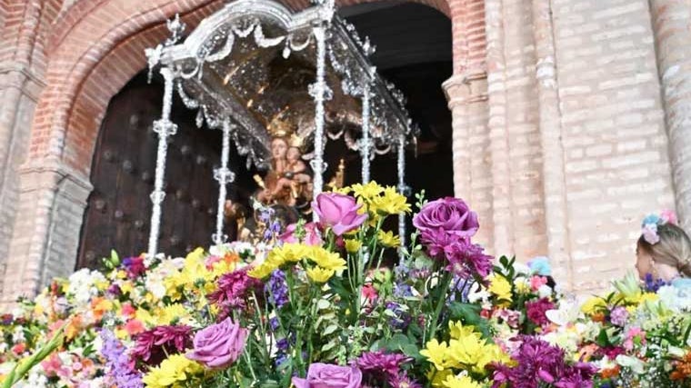 Durante la tradicional ofrenda floral