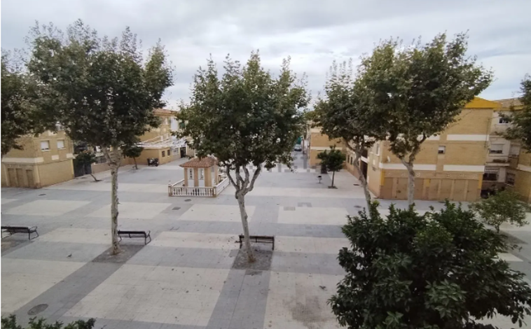 Imagen principal - Sale a la venta por 70.000 euros un piso de tres habitaciones en plena costa de Huelva