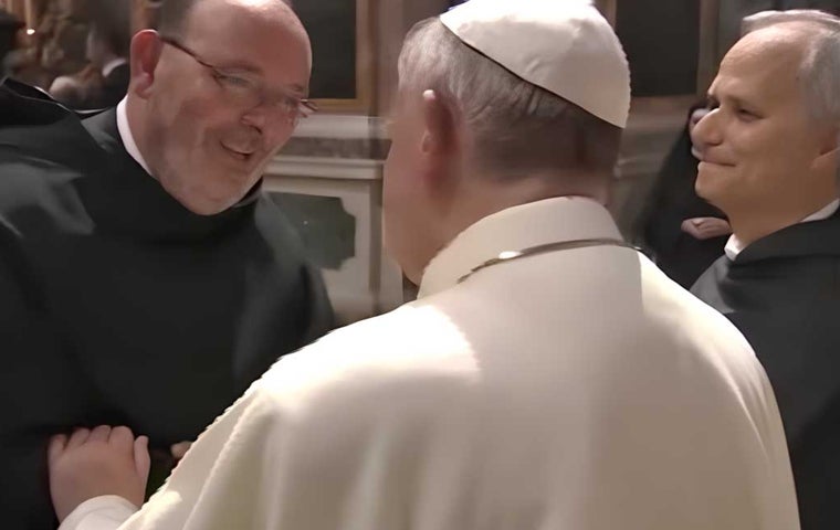 Emilio Rodríguez, junto al papa Francisco y Robert Prevost en 2011