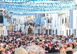 La Virgen de la Bella esta tarde ante una multitud por las calles de Lepe