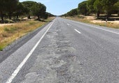 Hartazgo y miedo en los conductores que van de Huelva a Matalascañas: «La carretera está criminal y cualquier día habrá una desgracia»