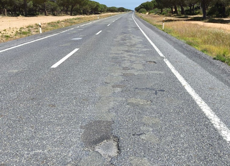 Una de las carreteras que presenta un aspecto más peligroso y arriesgado es la A-494 que conecta Huelva con Matalascañas