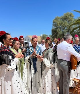 Imagen secundaria 2 - Este domingo por la mañana se ha celebrado en la Ermita la Santa Misa de Romeros