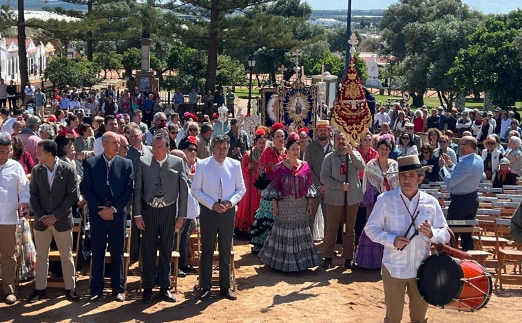 Imagen principal - Este domingo por la mañana se ha celebrado en la Ermita la Santa Misa de Romeros