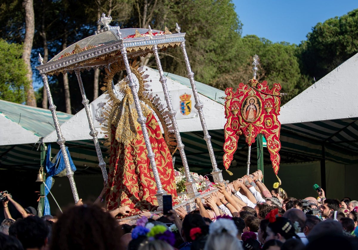 La Virgen de Montemayor ante el Simpecado de la filial de Lucena del Puerto