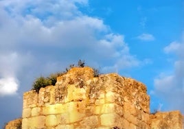Un torreón de las murallas iliplenses sobre el que este martes podrían pasar nubes oscuras a pesar del buen tiempo de toda la semana