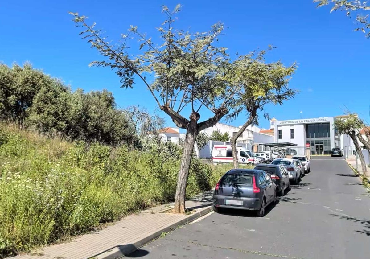 La zona donde lo encontraron y al fondo el edificio de la Policía Local