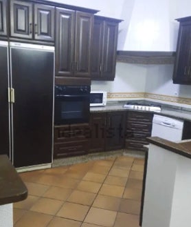 Imagen secundaria 2 - Imágenes de una habitación, el salón y la cocina de la casa