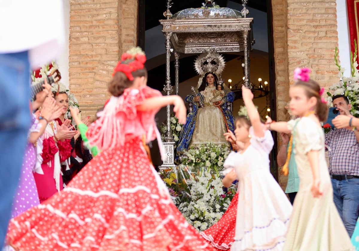 Fieles bailan ante la imagen de Santa María de España