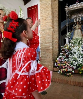 Imagen secundaria 2 - Santa María de España, sus fieles cantando y bailando en torno a ella