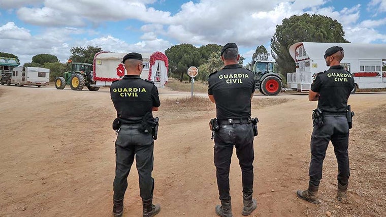 Guardias civiles vigilan uno de los caminos a El Rocío