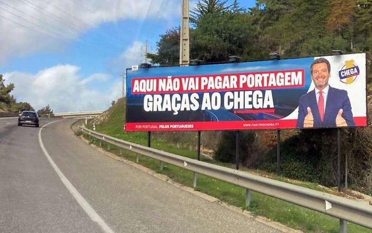 Cartel electoral de Chega en una autopista portuguesa