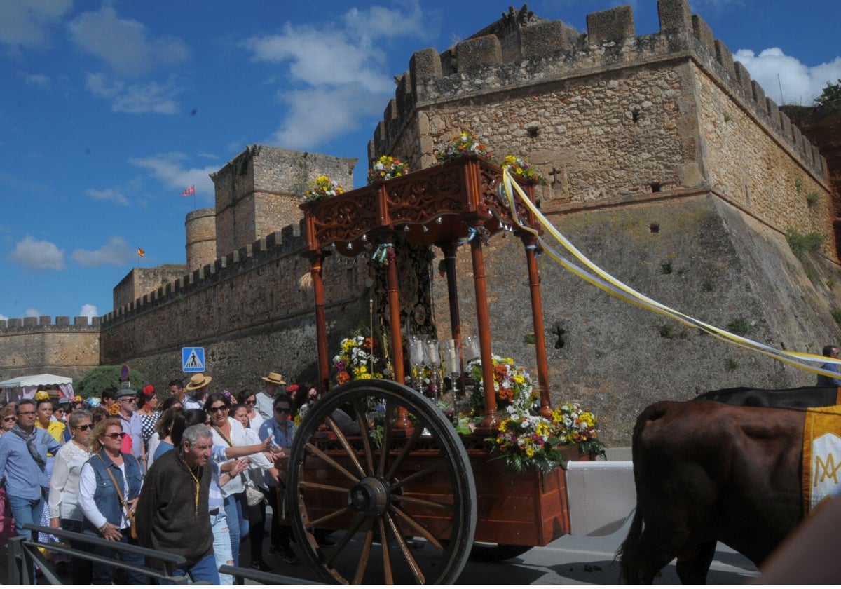 La carretera pasando por la muralla del castillo de Niebla