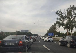 Un accidente múltiple con hasta seis vehículos implicados provoca retenciones a la vuelta de las playas