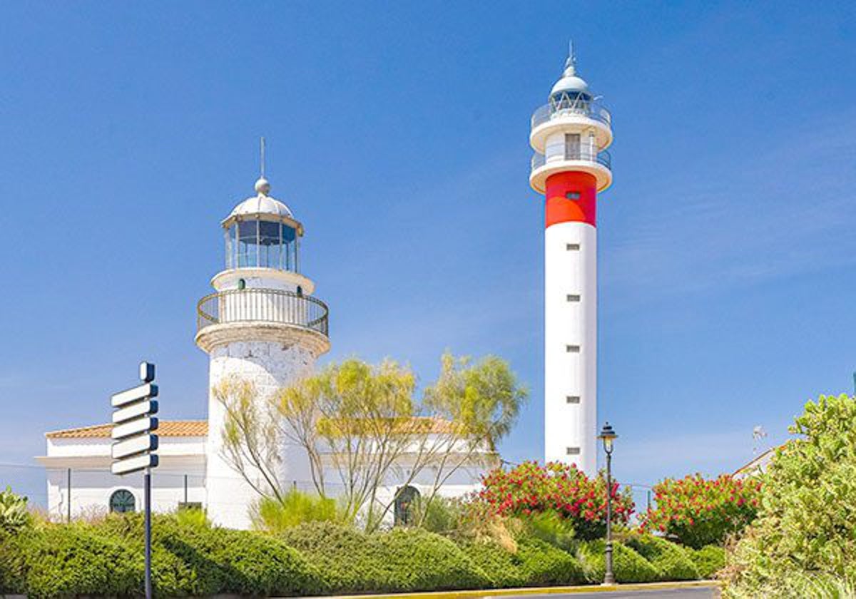 Los dos faros que lucen uno junto al otro en El Rompido, Huelva