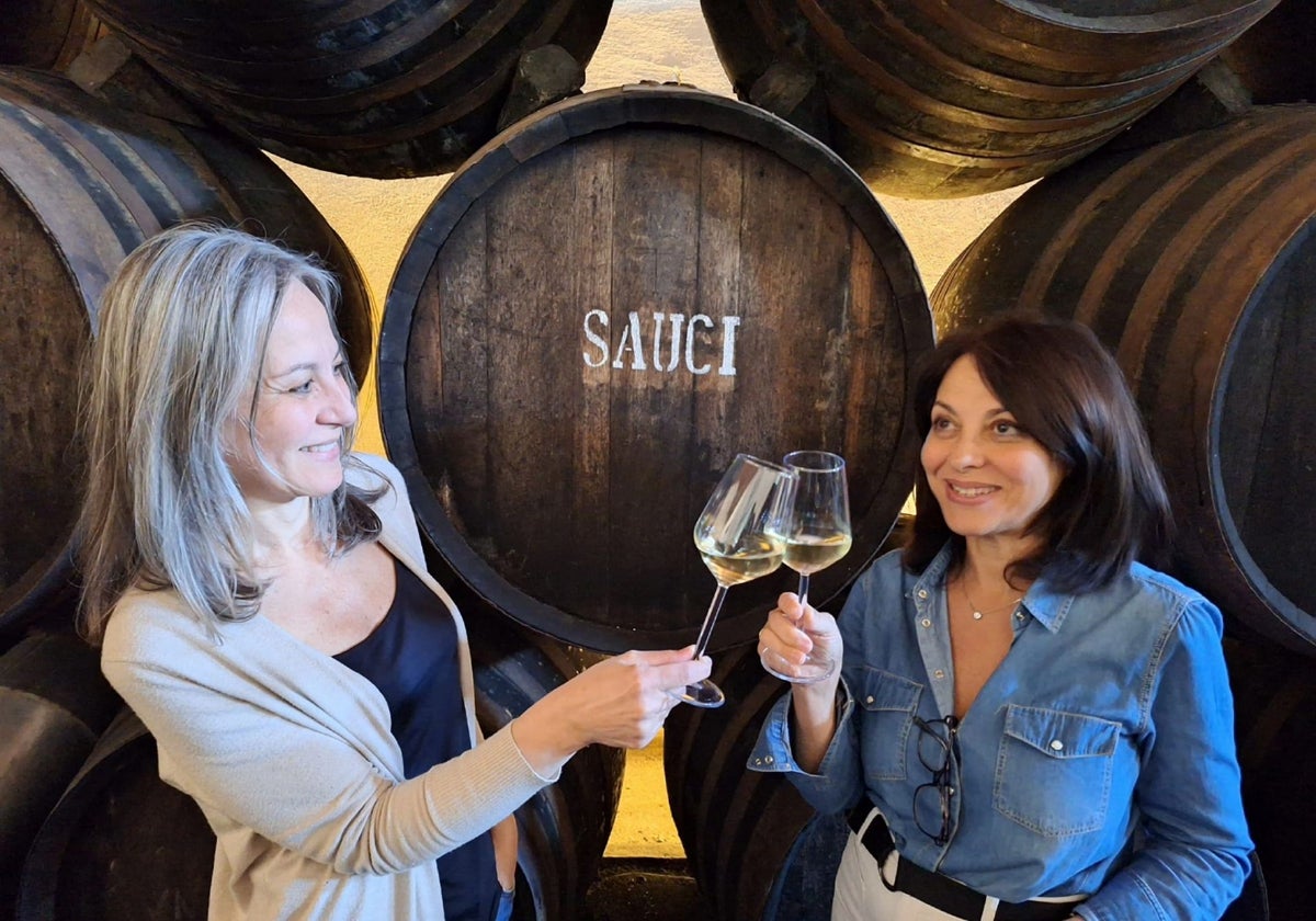 Las hermanas Begoña y Montserrat Sauci, en la bodega
