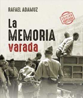 Imagen secundaria 2 - Rafael Adamuz firma ejemplares de 'La memoria varada' en su presentación' / Parte del documental / Portada de la novela