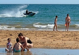 Las motos de agua, una amenaza para los bañistas en otro año sin vigilancia en las playas