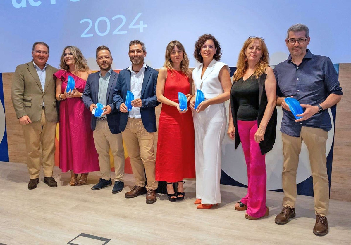 Los galardonados, con los presidentes de la Diputación y de la Asociación de la Prensa de Huelva